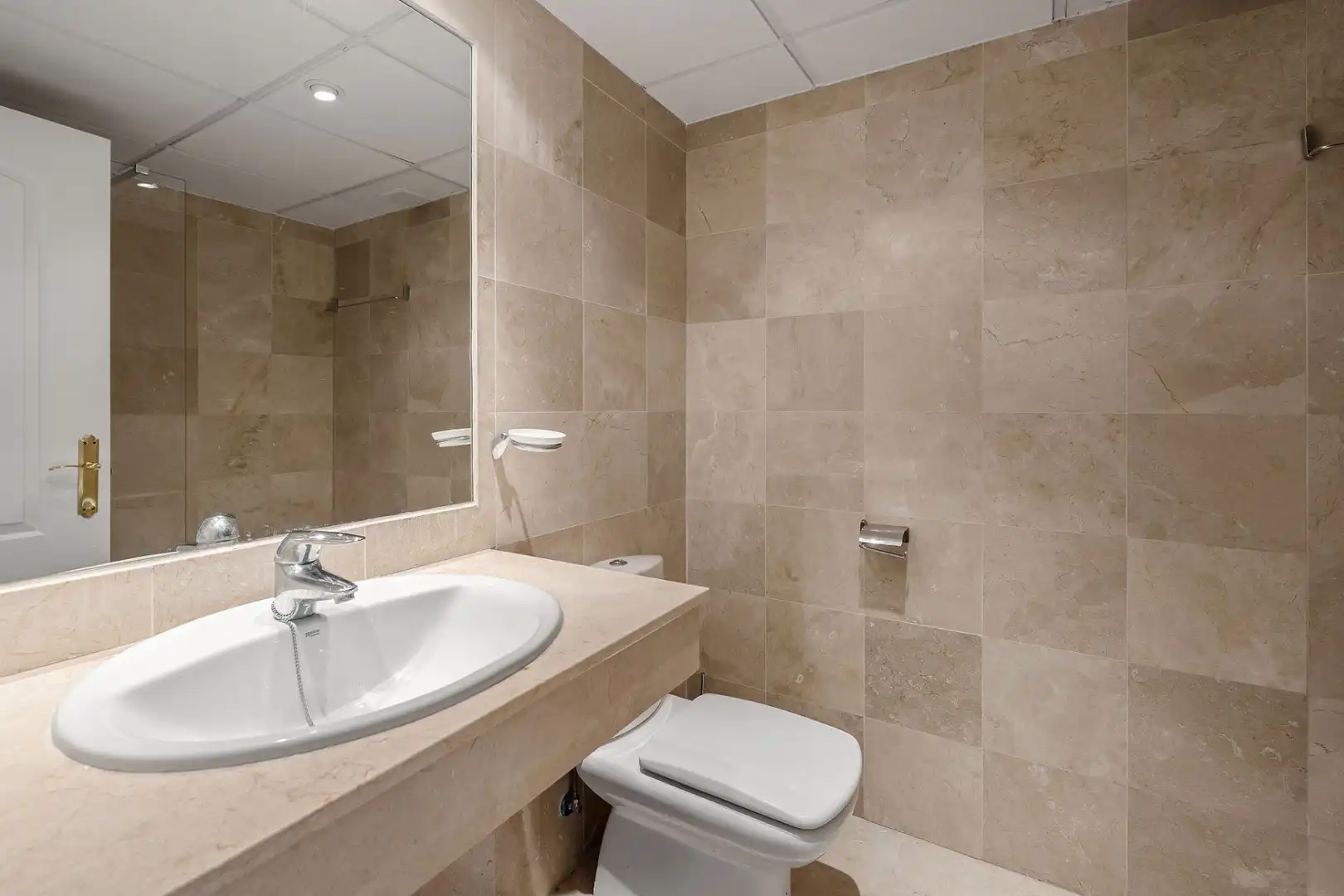 Baño de Casa adosada en venta en Marbella con Aire acondicionado, Terraza y Piscina