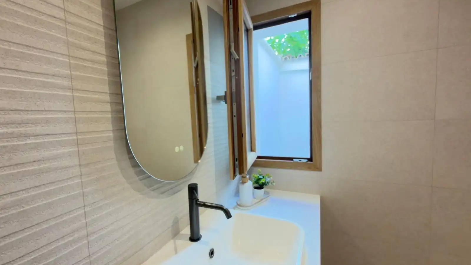 Bathroom of Houses for sale in Alaquàs  with Air Conditioner, Terrace and Furnished