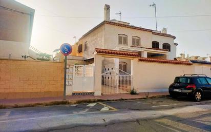 Vista exterior de Casa o xalet en venda en Torrevieja amb Jardí privat, Terrassa i Traster