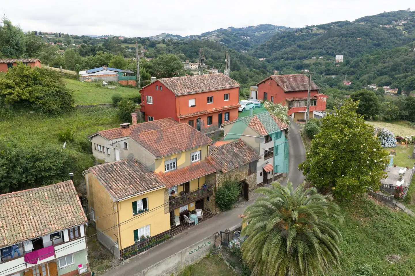Vista exterior de Casa adosada en venda en Langreo amb Calefacció, Jardí privat i Parquet