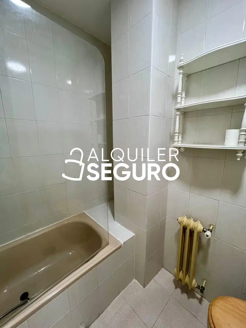 Baño de Piso de alquiler en Madrid con Aire acondicionado, Calefacción y Amueblado