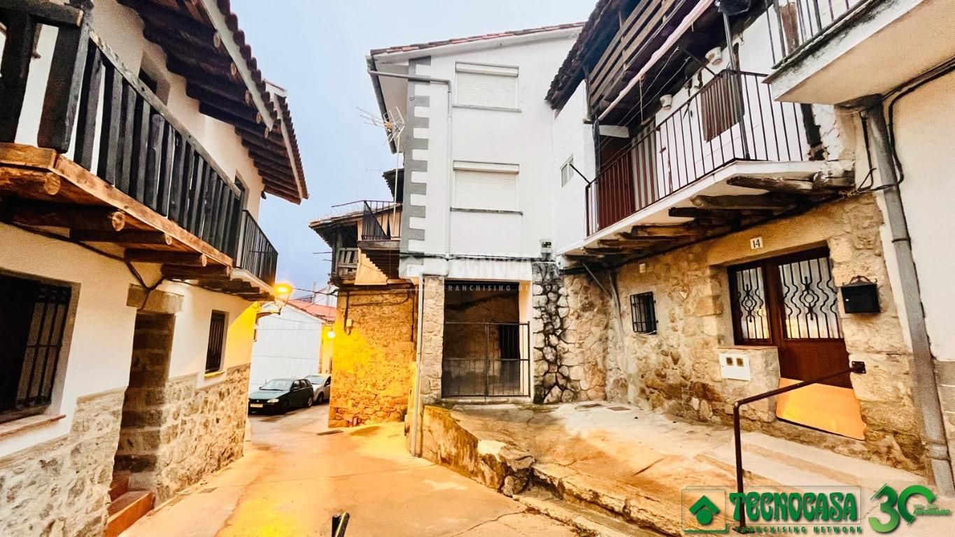 Vista exterior de Casa adosada en venda en Pedro Bernardo amb Aire condicionat