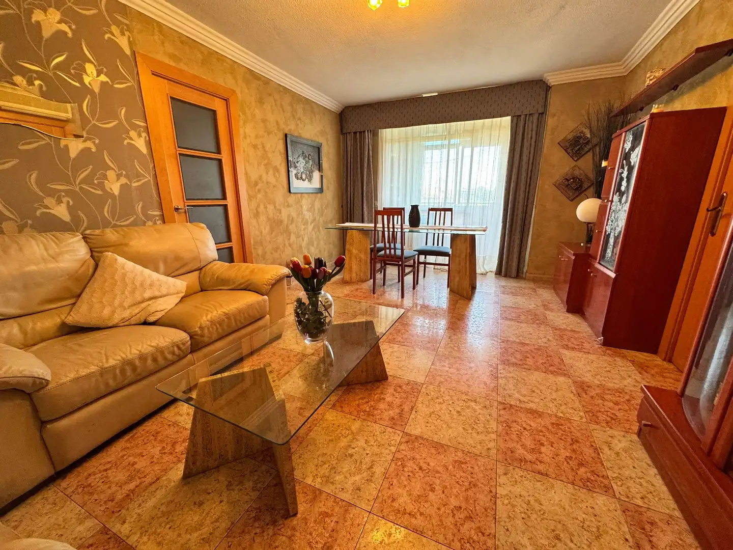 Sala de estar de Piso en venta en L'Hospitalet de Llobregat con Balcón
