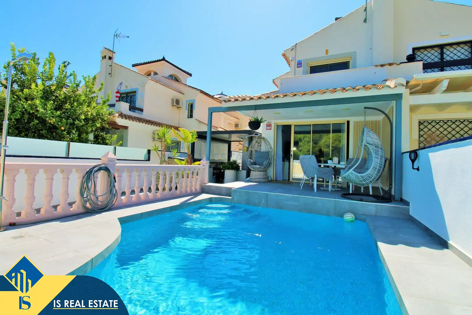 Detached house with pool for sale in Mil Palmeras
