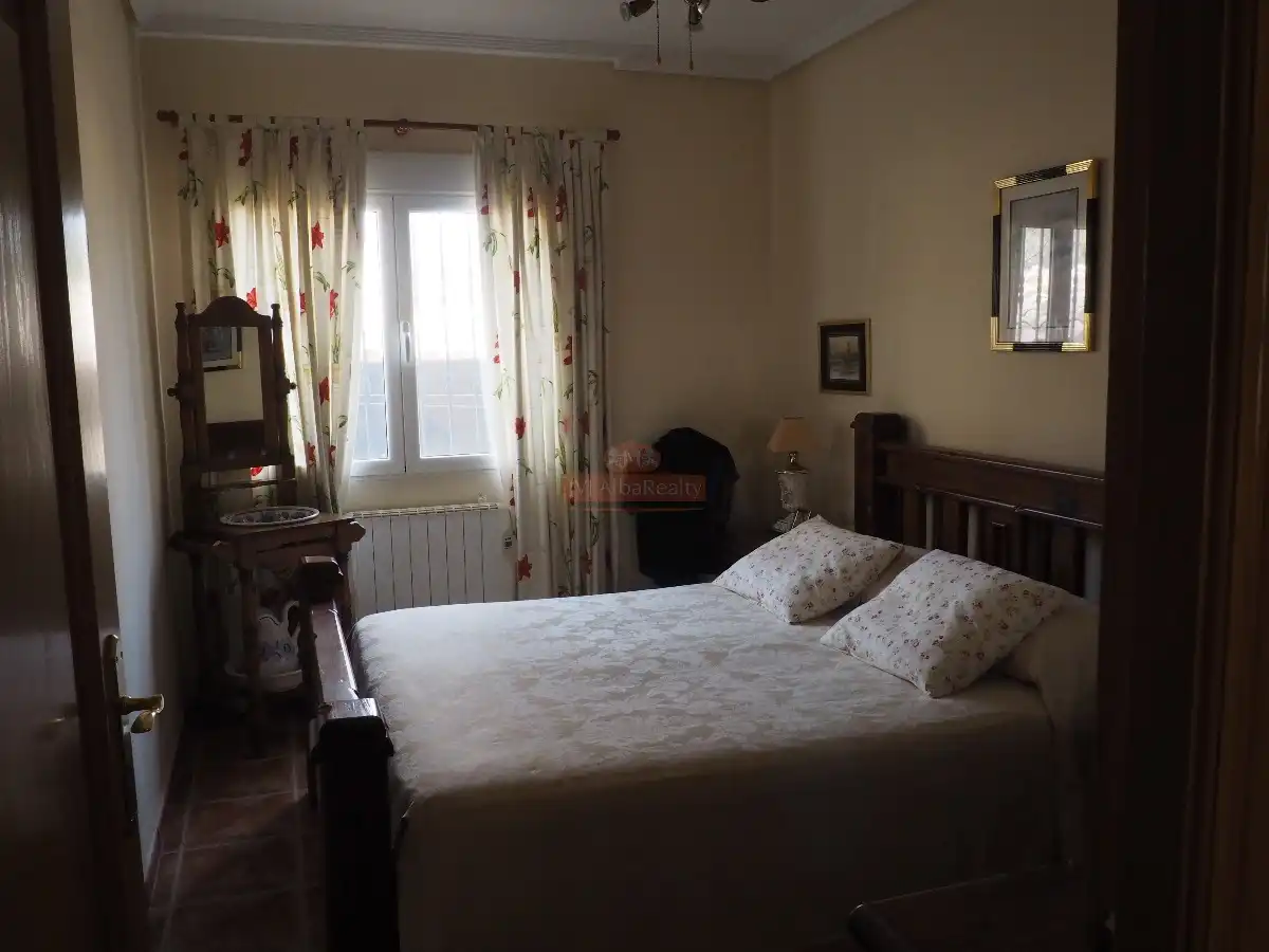 Dormitori de Casa o xalet en venda en Alcaraz amb Calefacció, Jardí privat i Traster