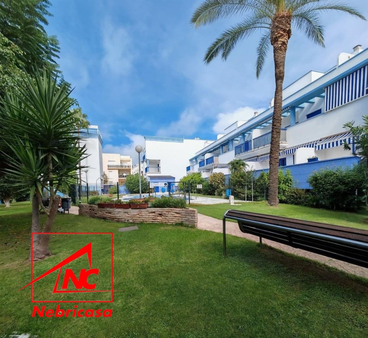 Vista exterior de Pis en venda en Chipiona amb Aire condicionat, Terrassa i Piscina