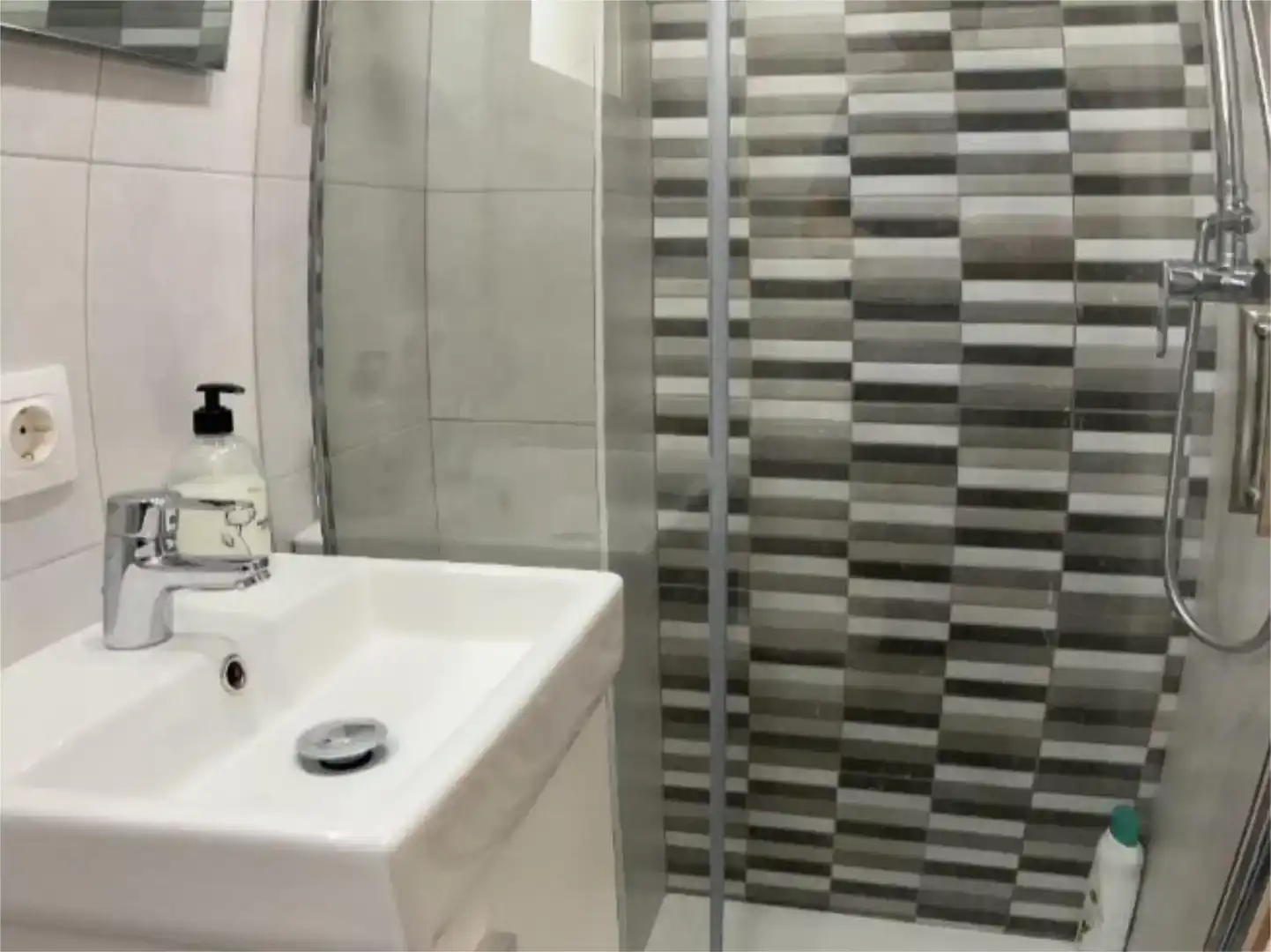Bathroom of Houses for share in Zaragoza  with Private garden, Parquet flooring and Furnished