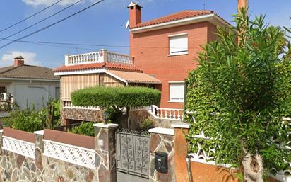 Vista exterior de Casa o xalet en venda en Cunit amb Aire condicionat, Terrassa i Piscina