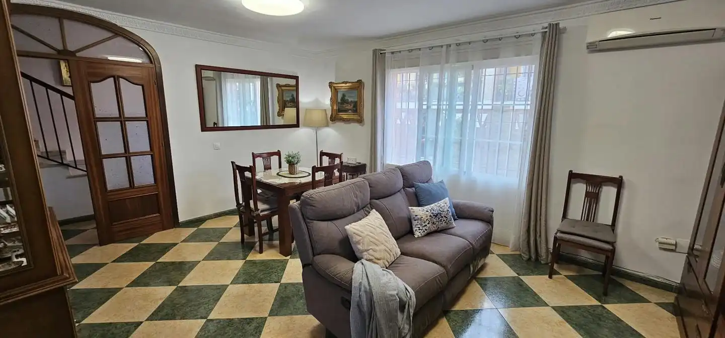 Sala d'estar de Casa adosada en venda en Málaga amb Aire condicionat i Terrassa