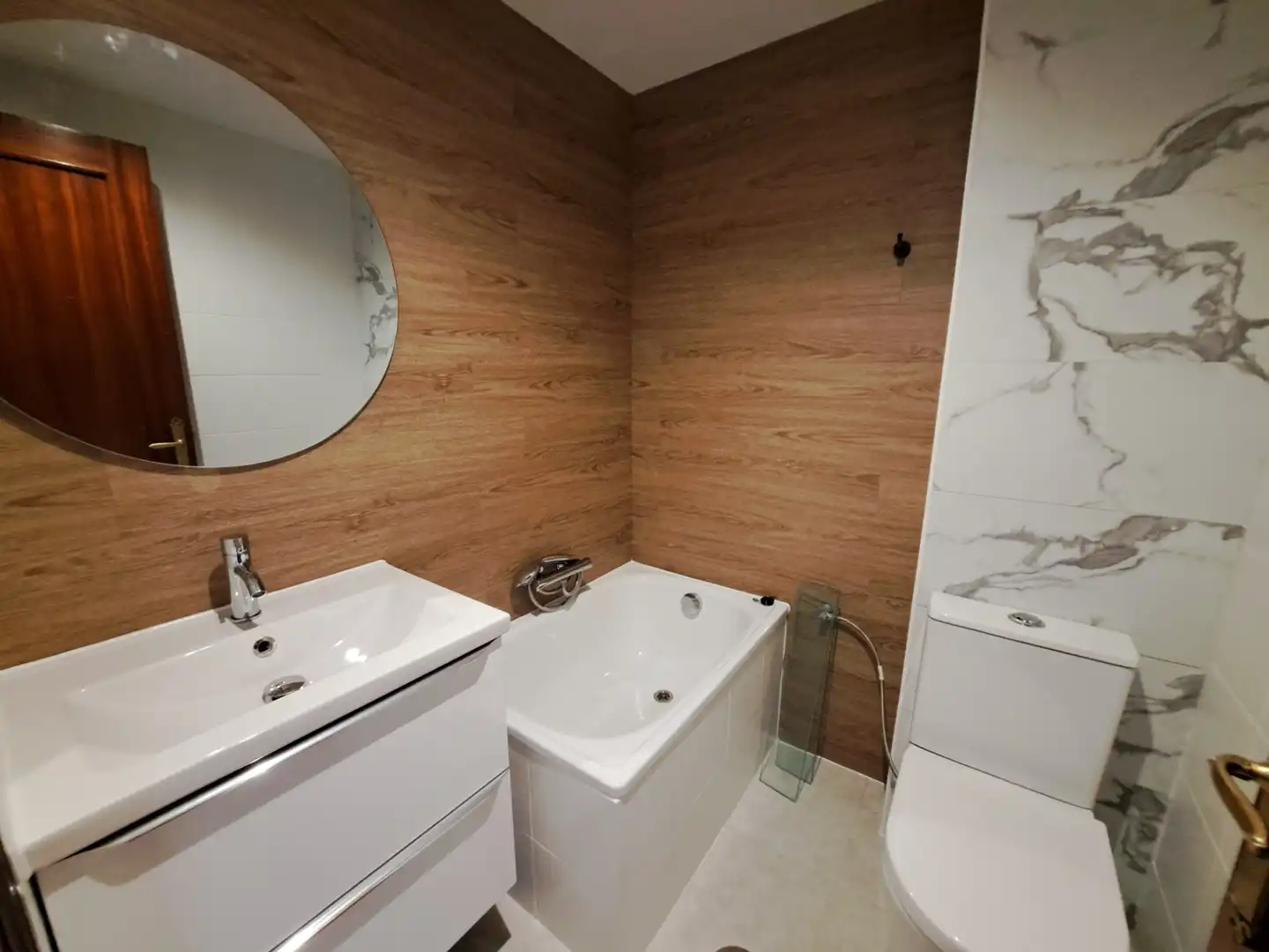 Baño de Piso de alquiler en León Capital  con Parquet, Amueblado y Horno