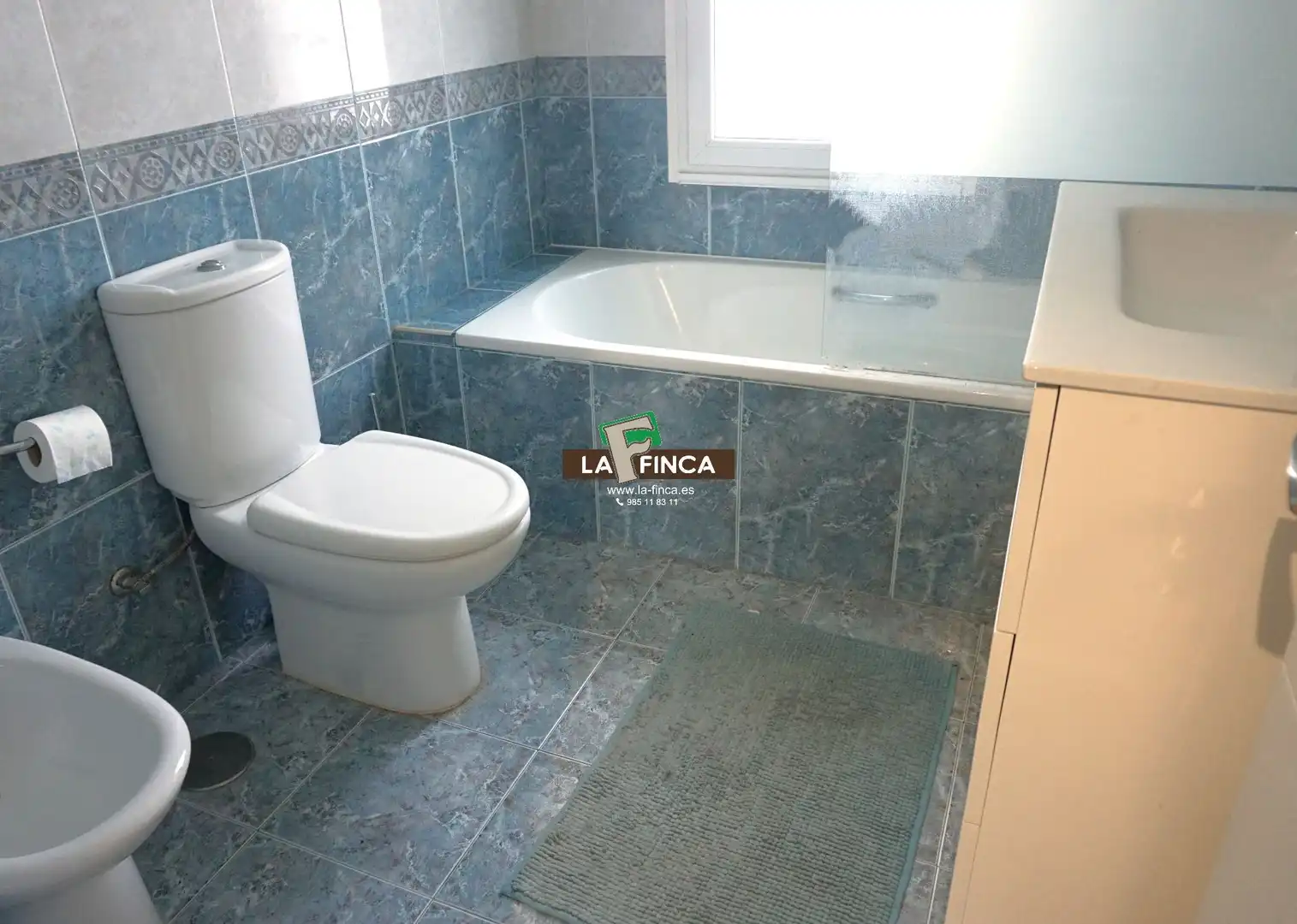Bathroom of Flat for rent in Gijón   with Parquet flooring and Furnished