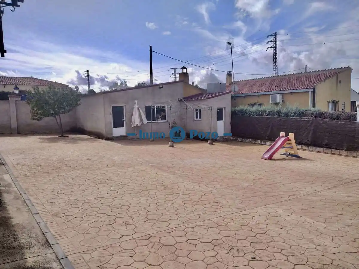 Houses for sale in Almendralejo  with Air Conditioner, Terrace and Storage room