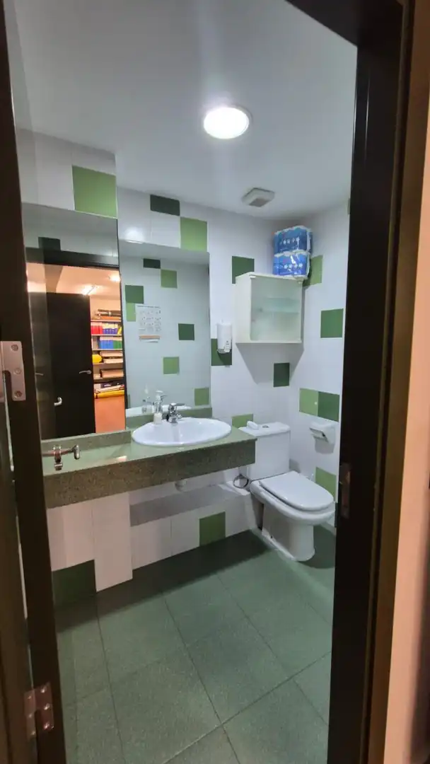 Badezimmer von Büro zum Verkauf in Badajoz mit Klimaanlage, Heizung und Terrasse