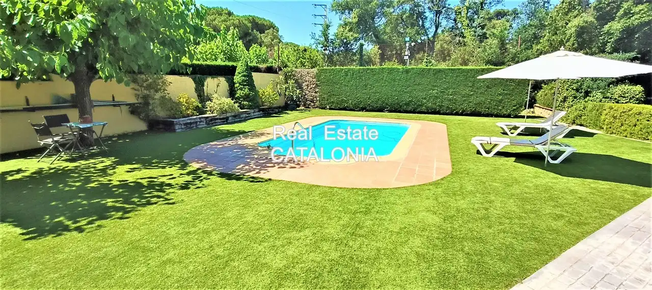 Vista exterior de Casa o xalet en venda en Caldes de Malavella amb Calefacció, Jardí privat i Terrassa