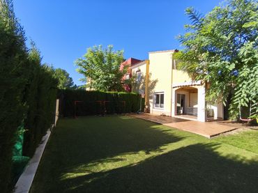 Casa a schiera con balcone in vendita a Carrer de les Tres Soques