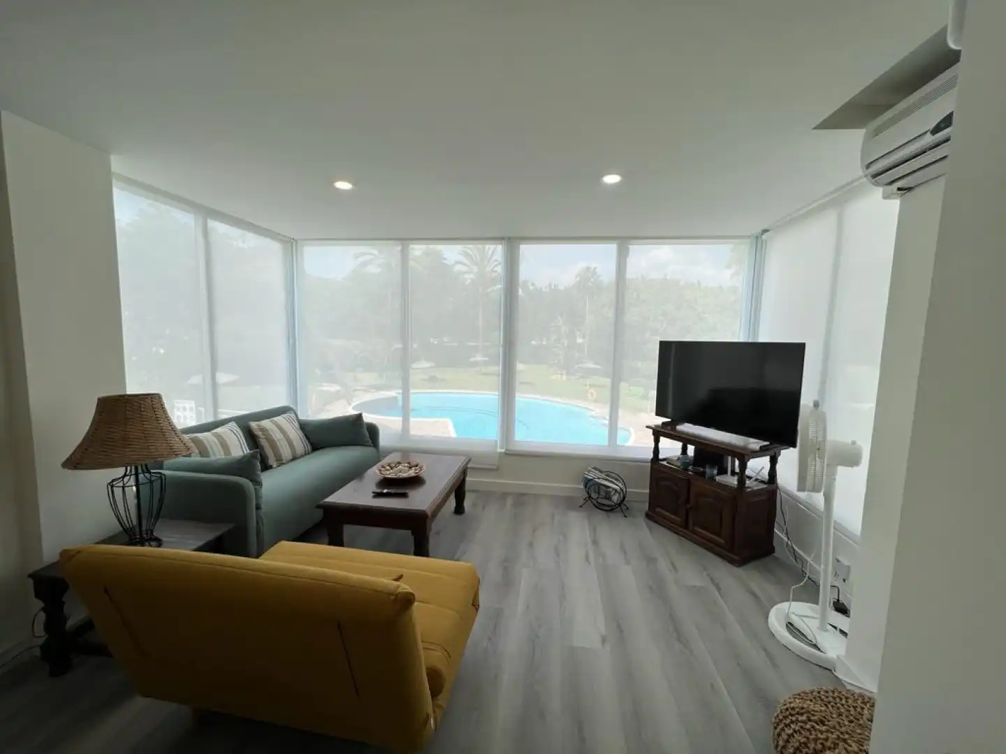 Wohnzimmer von Wohnungen zur Miete in Estepona mit Klimaanlage, Terrasse und Schwimmbad