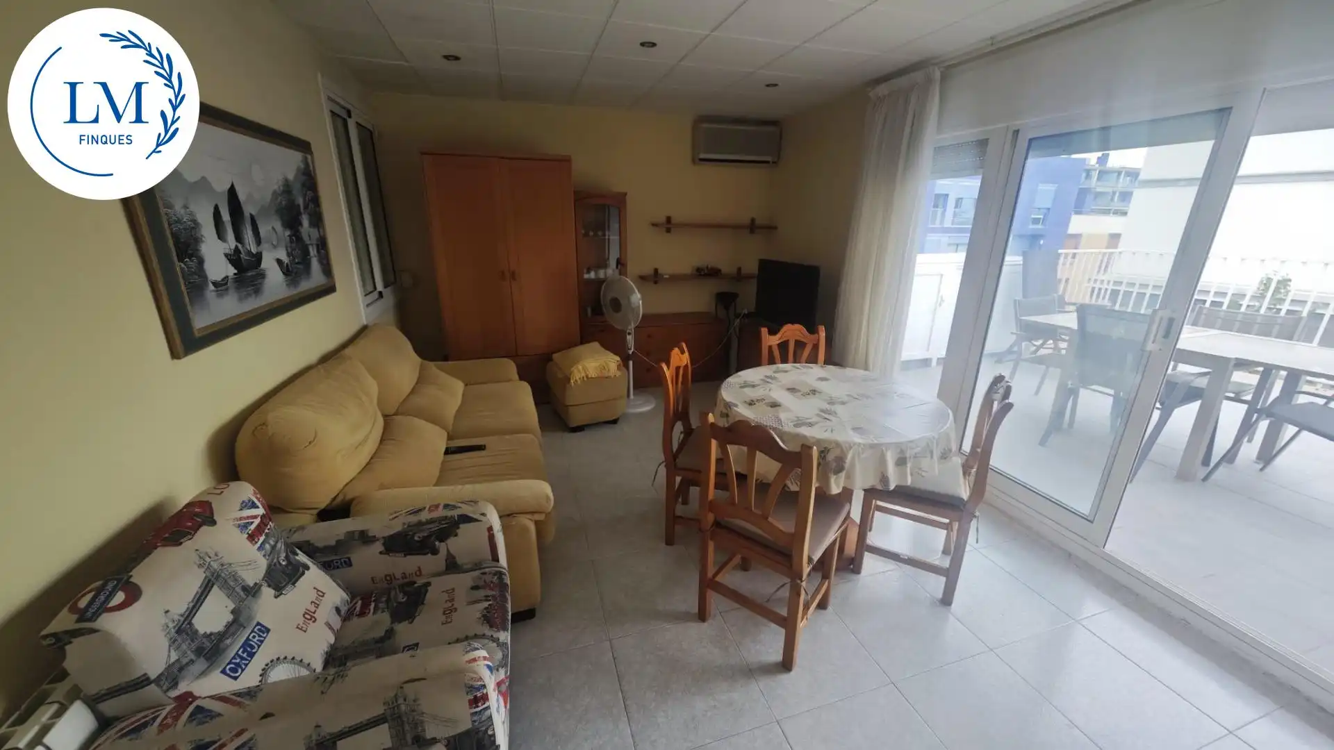 Wohnzimmer von Dachboden zur Miete in Vilanova i la Geltrú mit Klimaanlage, Terrasse und Möbliert