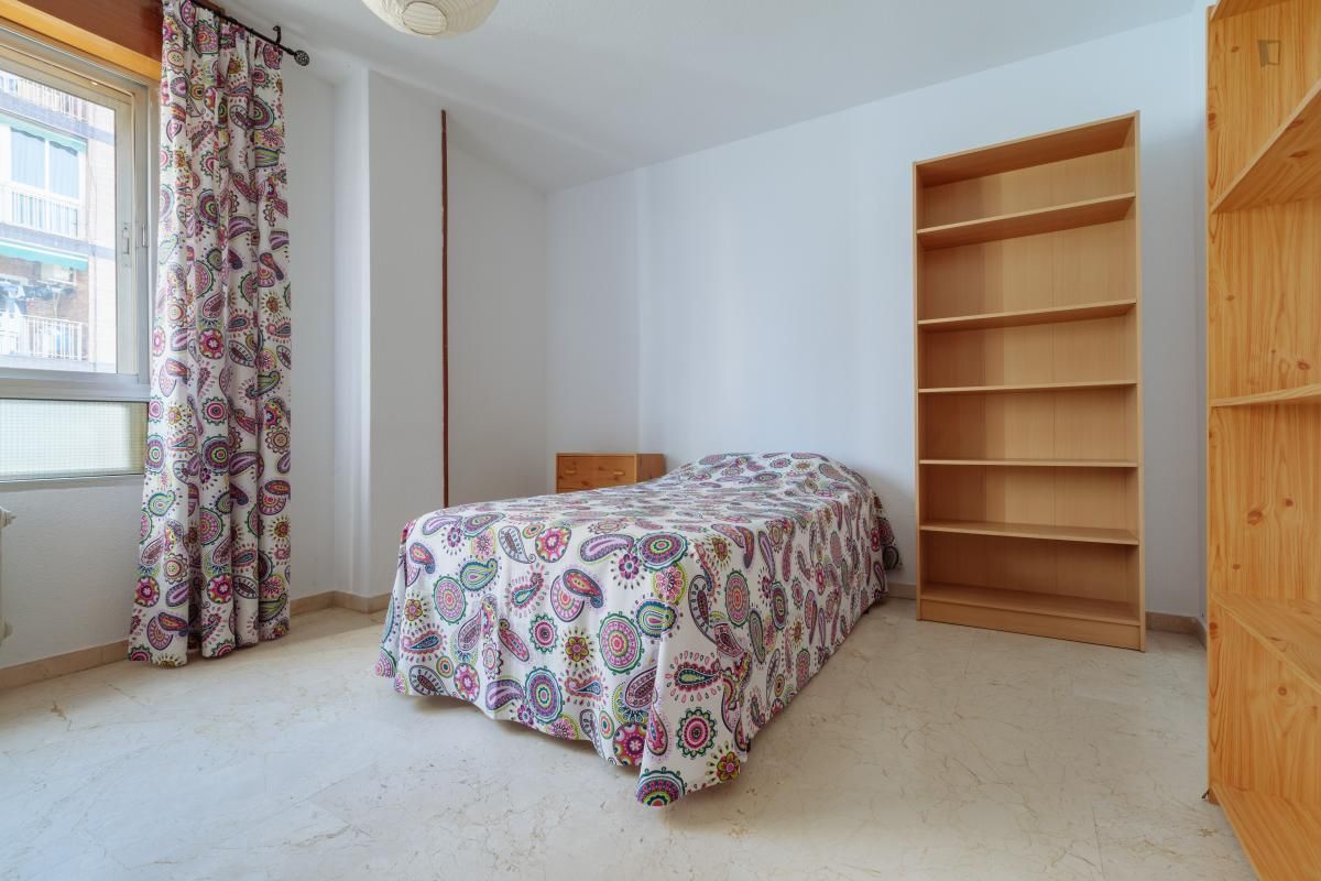 Dormitori de Apartament per a compartir en  Granada Capital amb Calefacció, Moblat i Forn