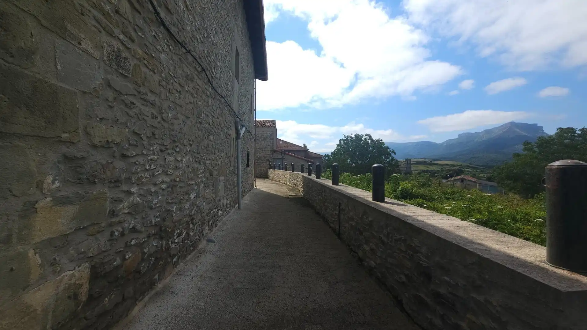 Vista exterior de Casa o xalet en venda en Valle de Mena amb Calefacció, Jardí privat i Terrassa
