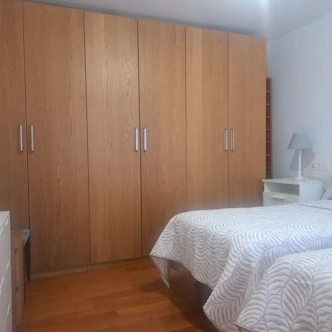 Dormitori de Pis de lloguer en Gijón  amb Calefacció, Moblat i Balcó