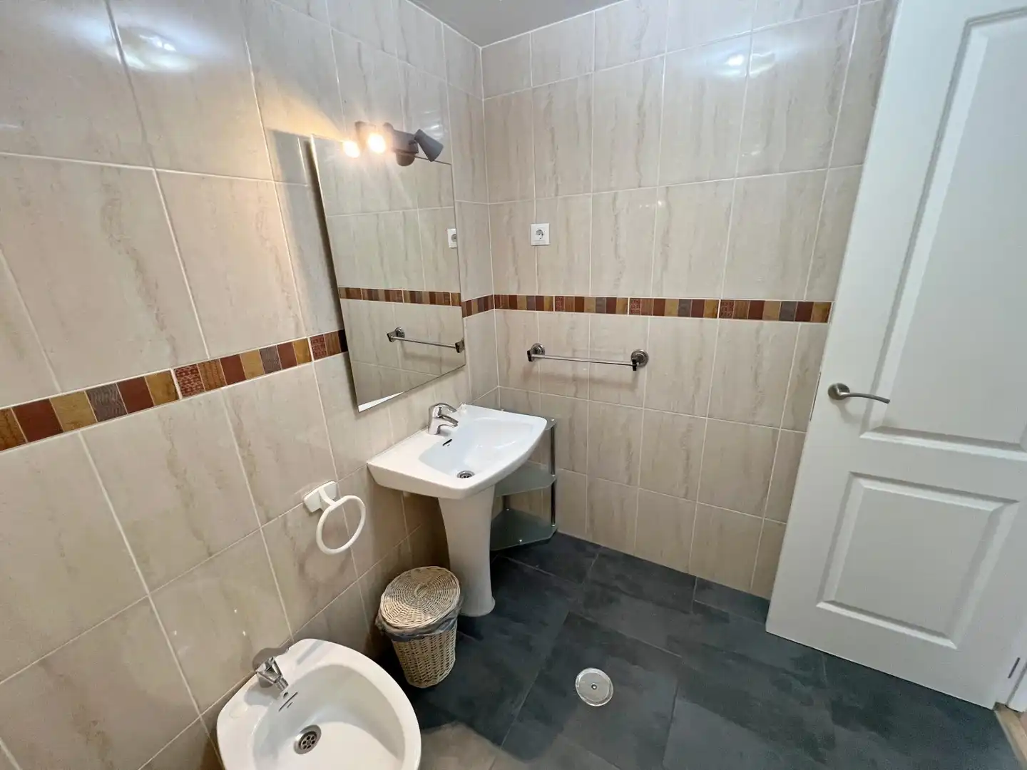 Badezimmer von Wohnung zum Verkauf in Torremolinos mit Klimaanlage, Privatgarten und Terrasse