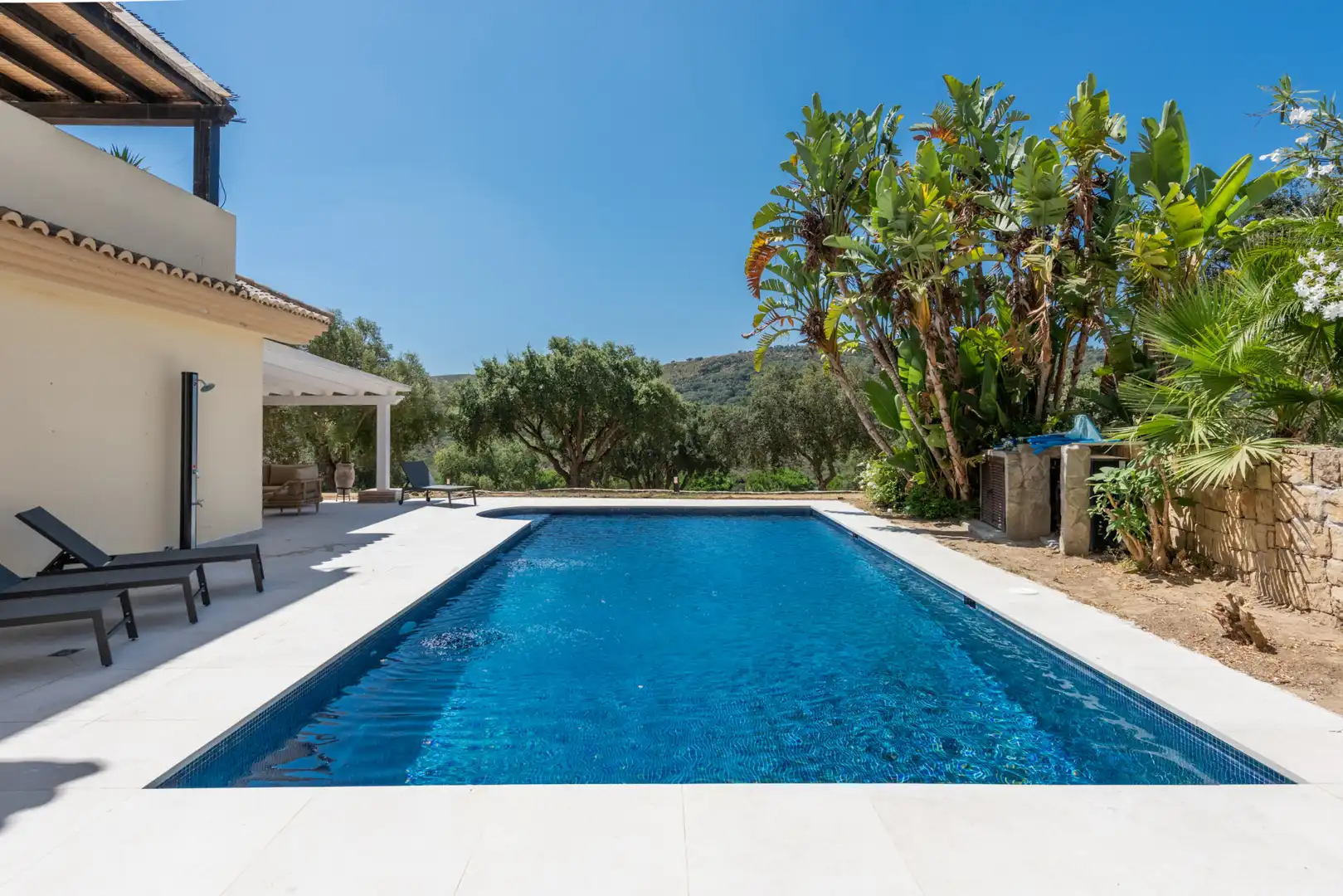 Schwimmbecken von Erdgeschoss zum Verkauf in Sotogrande mit Klimaanlage, Privatgarten und Terrasse