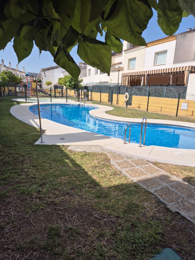 Piscina de Casa adosada en venda en Coria del Río amb Aire condicionat, Jardí privat i Internet