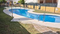 Piscina de Casa adosada en venda en Coria del Río amb Aire condicionat, Jardí privat i Internet