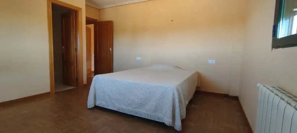 Dormitori de Casa adosada en venda en Doñinos de Salamanca amb Calefacció, Jardí privat i Moblat