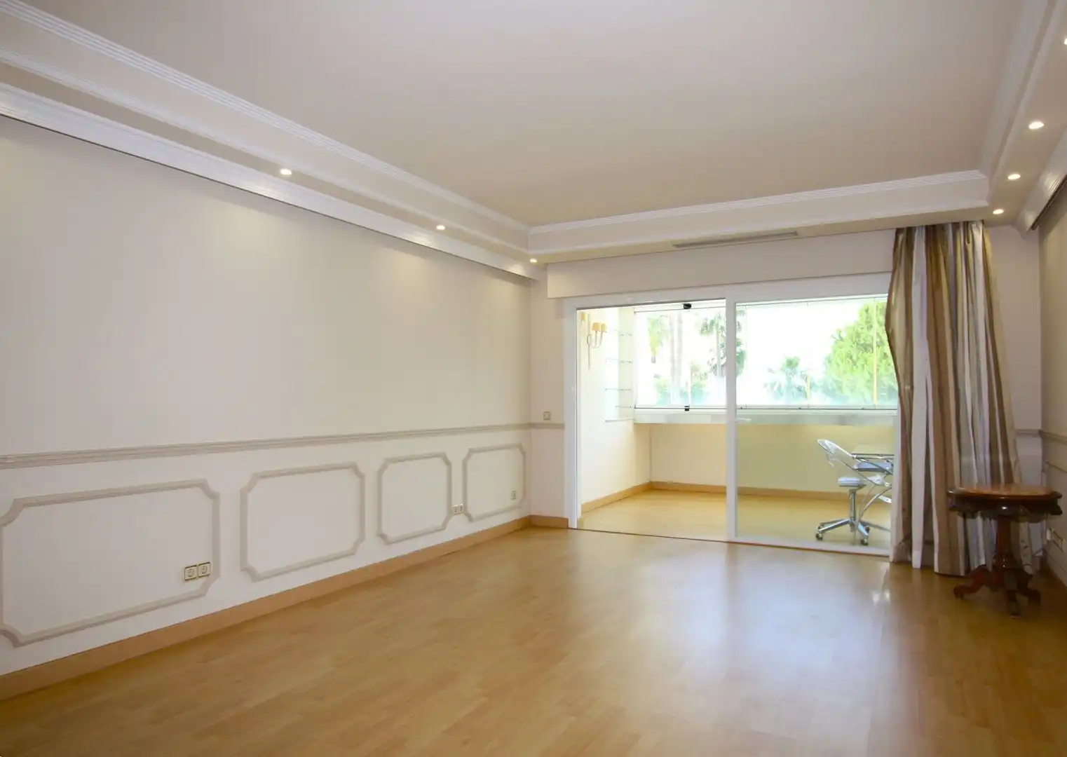 Sala de estar de Apartamento en venta en Marbella con Terraza, Trastero y Amueblado