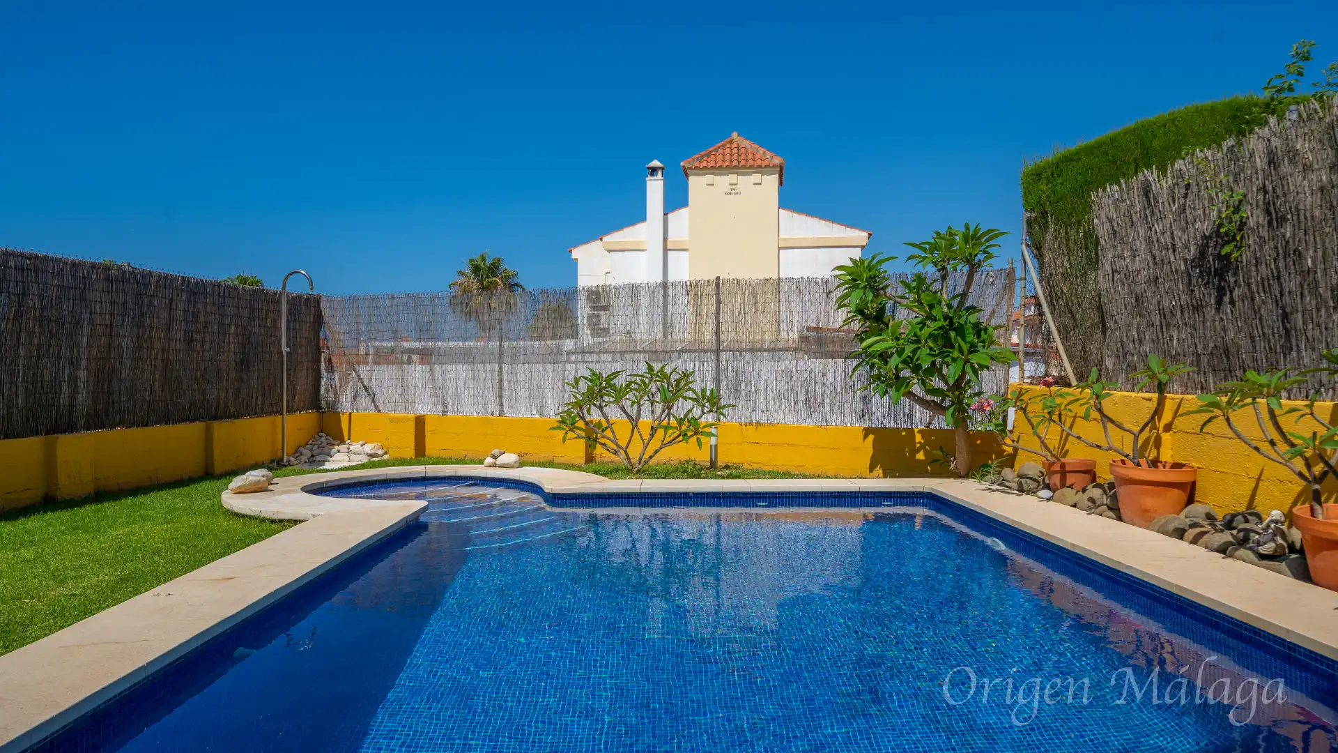 Piscina de Casa adosada en venta en Vélez-Málaga con Calefacción, Jardín privado y Terraza