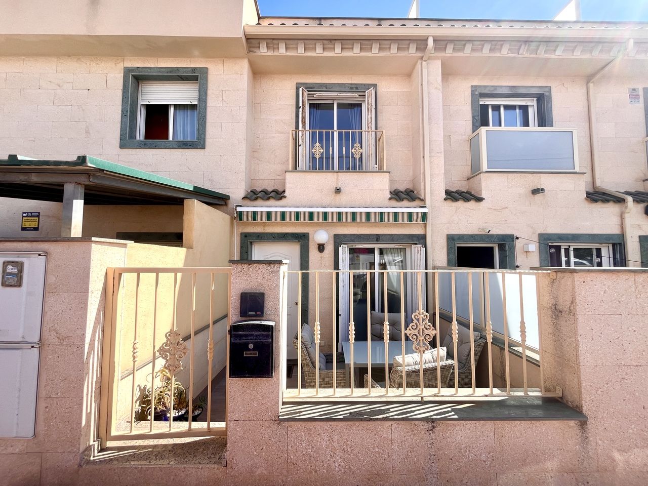 Vista exterior de Casa adosada en venda en Torrevieja