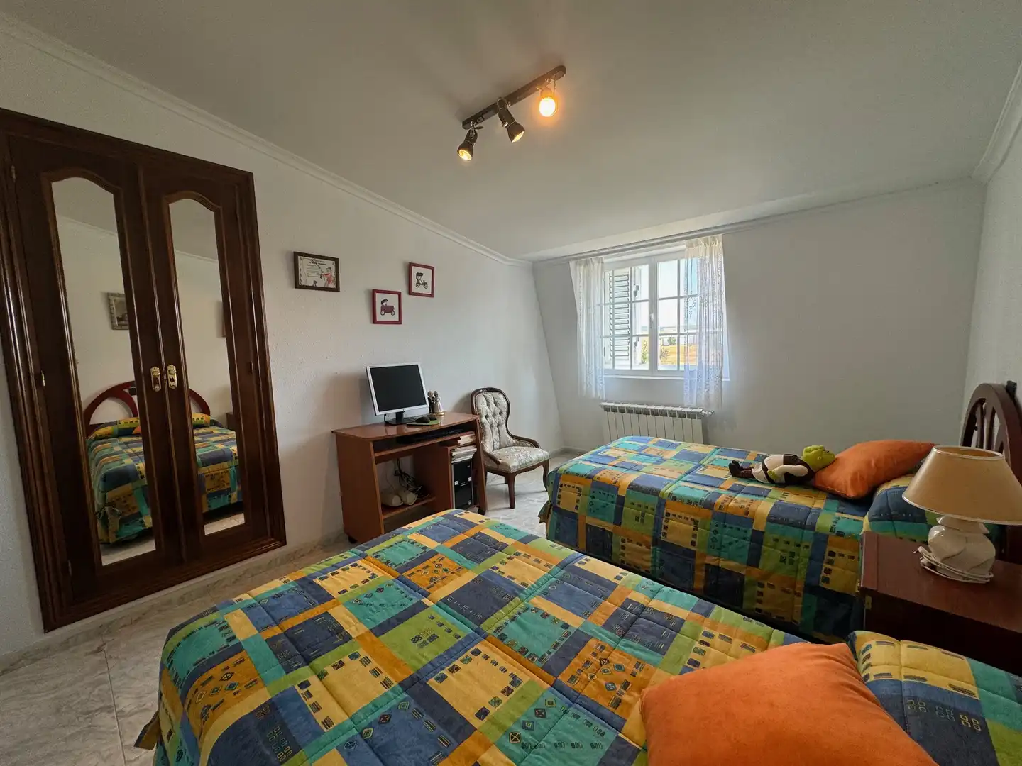 Habitación de Casa adosada en venta en Valoria la Buena con Calefacción, Jardín privado y Parquet
