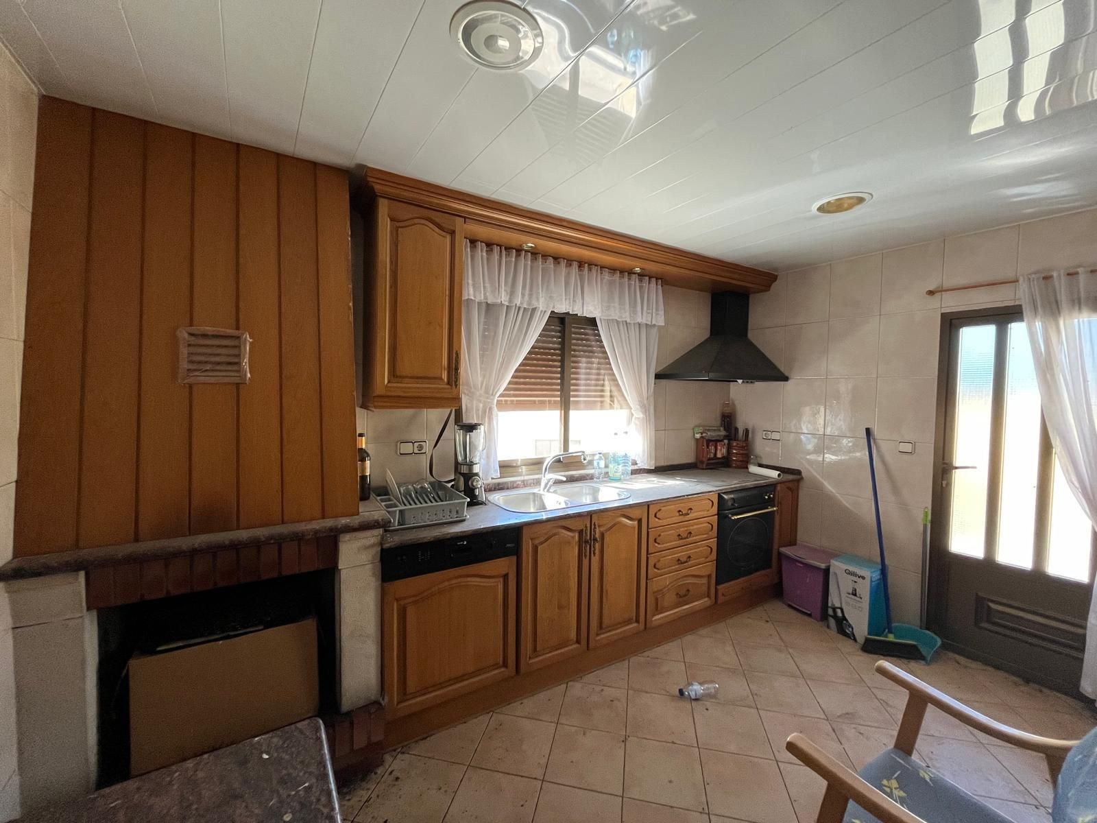 Cuina de Casa o xalet en venda en Monzón amb Calefacció, Terrassa i Balcó