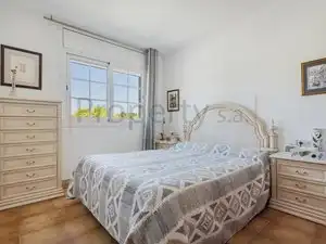 Habitación de Casa adosada en venta en Sant Cugat del Vallès con Aire acondicionado, Calefacción y Jardín privado