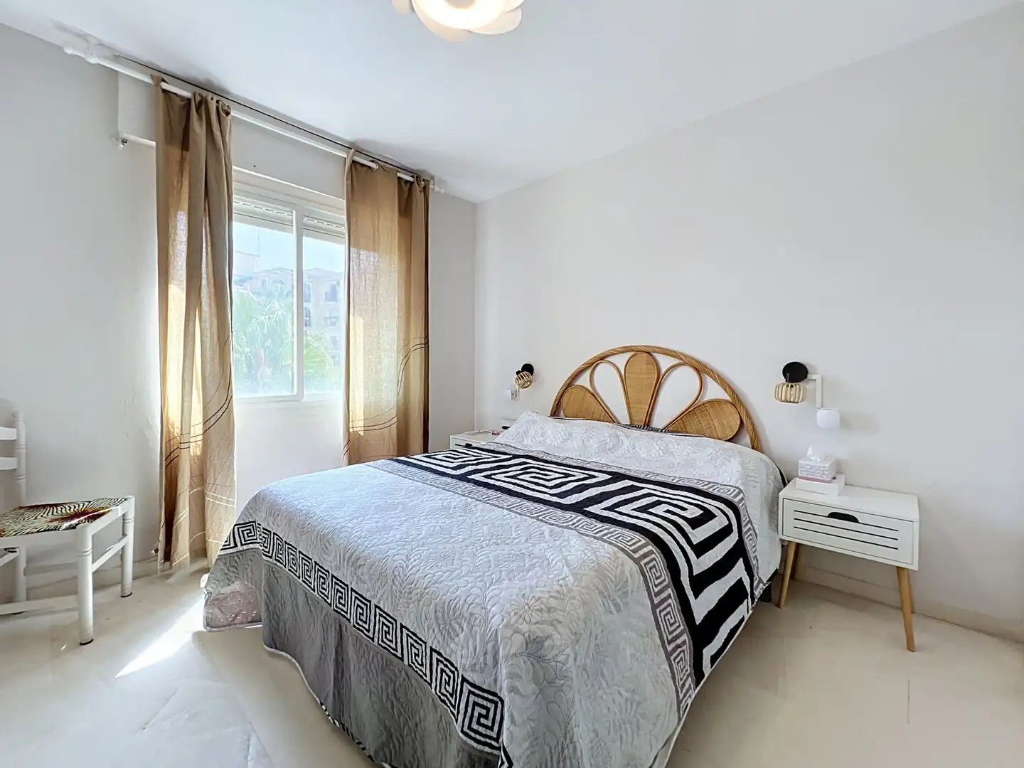 Dormitori de Apartament en venda en Manilva amb Aire condicionat i Moblat