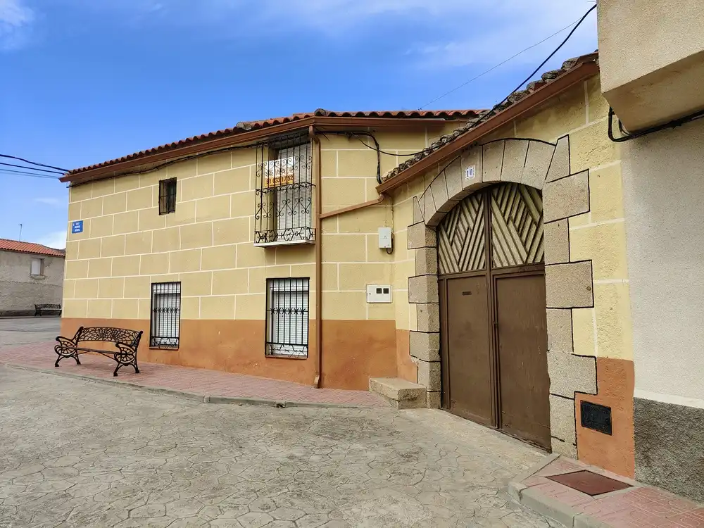 Vista exterior de Casa o xalet en venda en Azután amb Calefacció i Traster