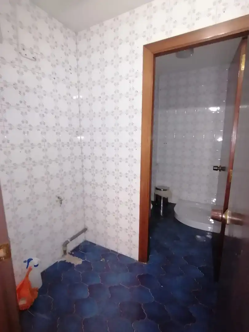 Bany de Local en venda en Gijón  amb Calefacció