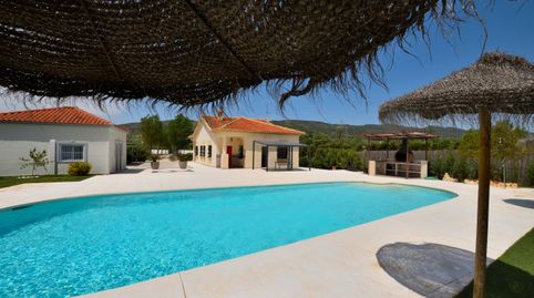 ¡Descubre el encanto de una finca rústica en el Llano de la Cruz!