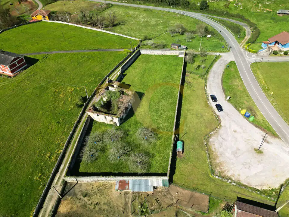 Casa o chalet en venta en Las Regueras   con Jardín privado