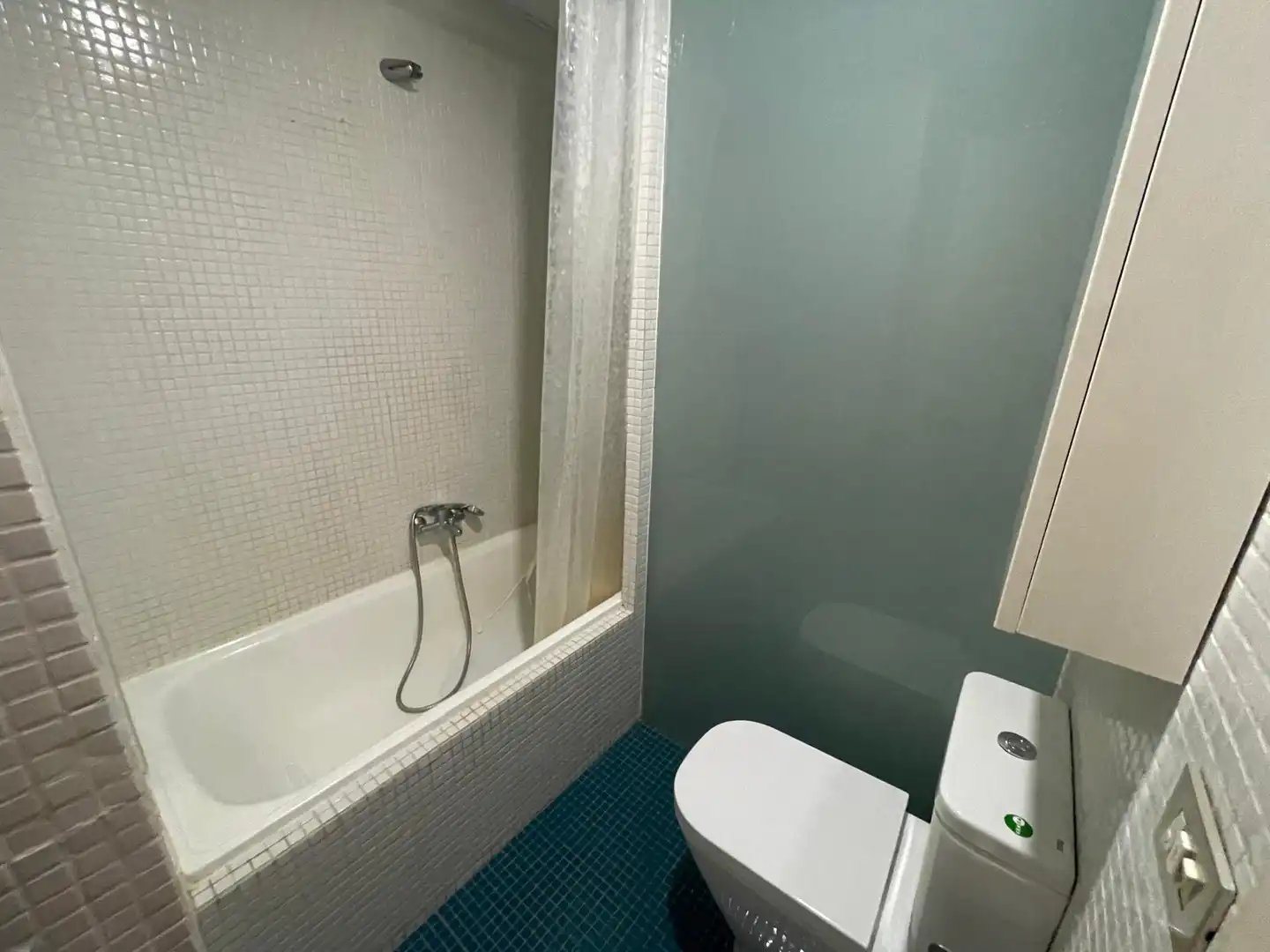 Baño de Apartamento de alquiler en Zaragoza con Aire acondicionado, Calefacción y Parquet