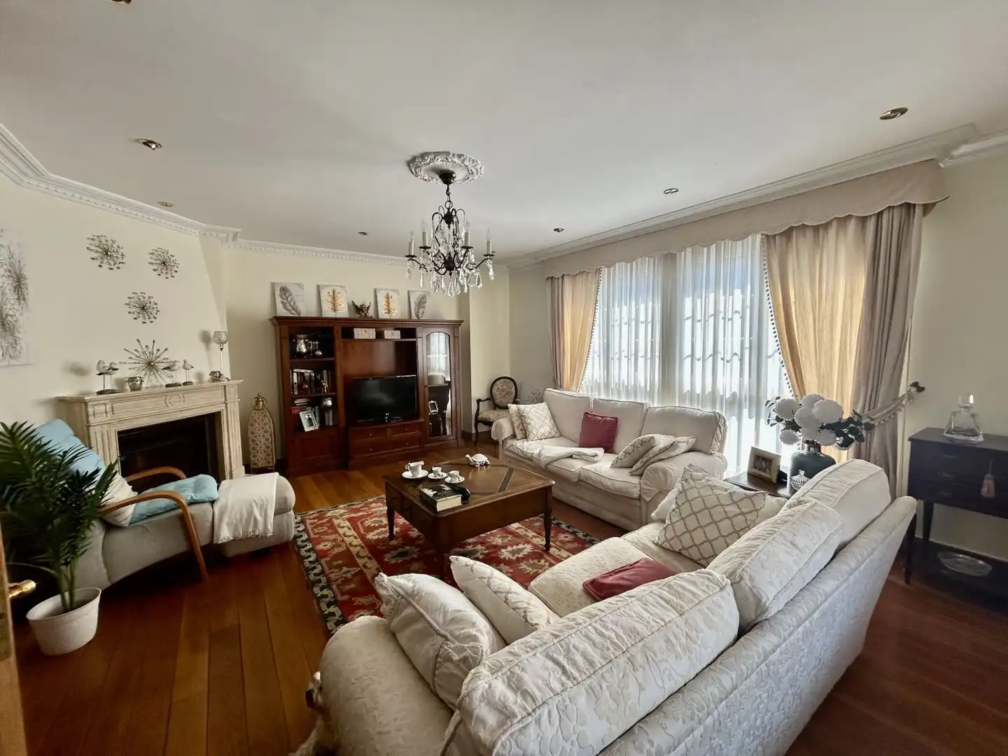 Sala d'estar de Casa o xalet en venda en Laredo amb Terrassa, Moblat i Balcó