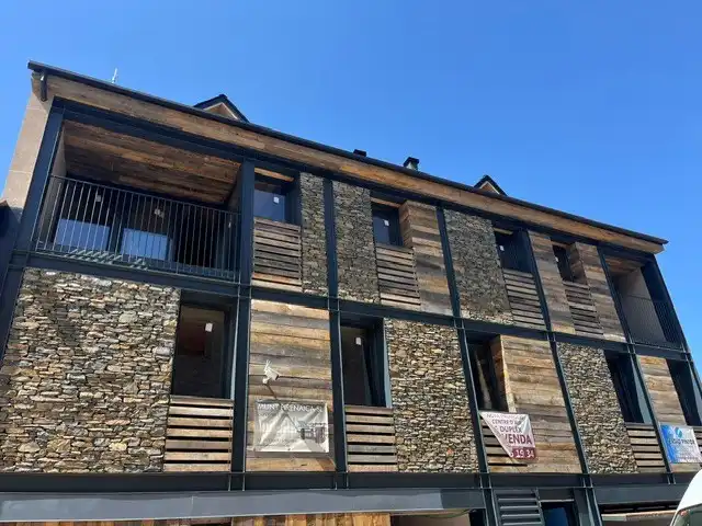 Vista exterior de Apartament en venda en Alp amb Calefacció, Jardí privat i Parquet
