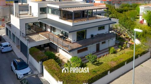 Casa unifamiliar exclusiva con ascensor, jardín y múltiples espacios independientes en Llançà