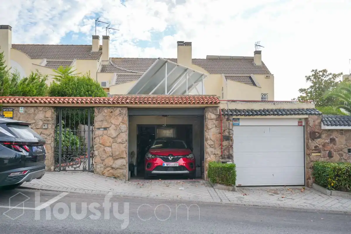 Vista exterior de Casa o xalet en venda en Rivas-Vaciamadrid amb Aire condicionat, Calefacció i Jardí privat