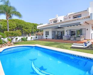 Jardí de Casa o xalet de lloguer en Marbella amb Aire condicionat, Terrassa i Piscina