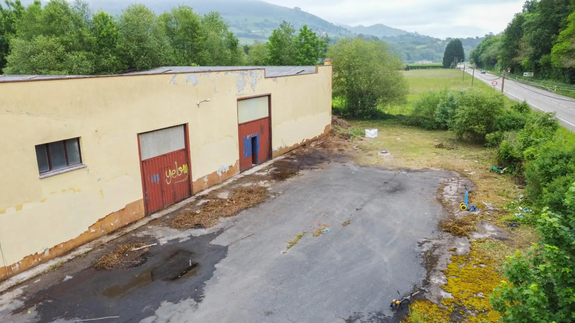 Vista exterior de Nave industrial en venta en Piloña