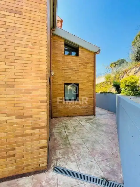 Vista exterior de Casa o xalet en venda en Tordera amb Jardí privat, Terrassa i Balcó