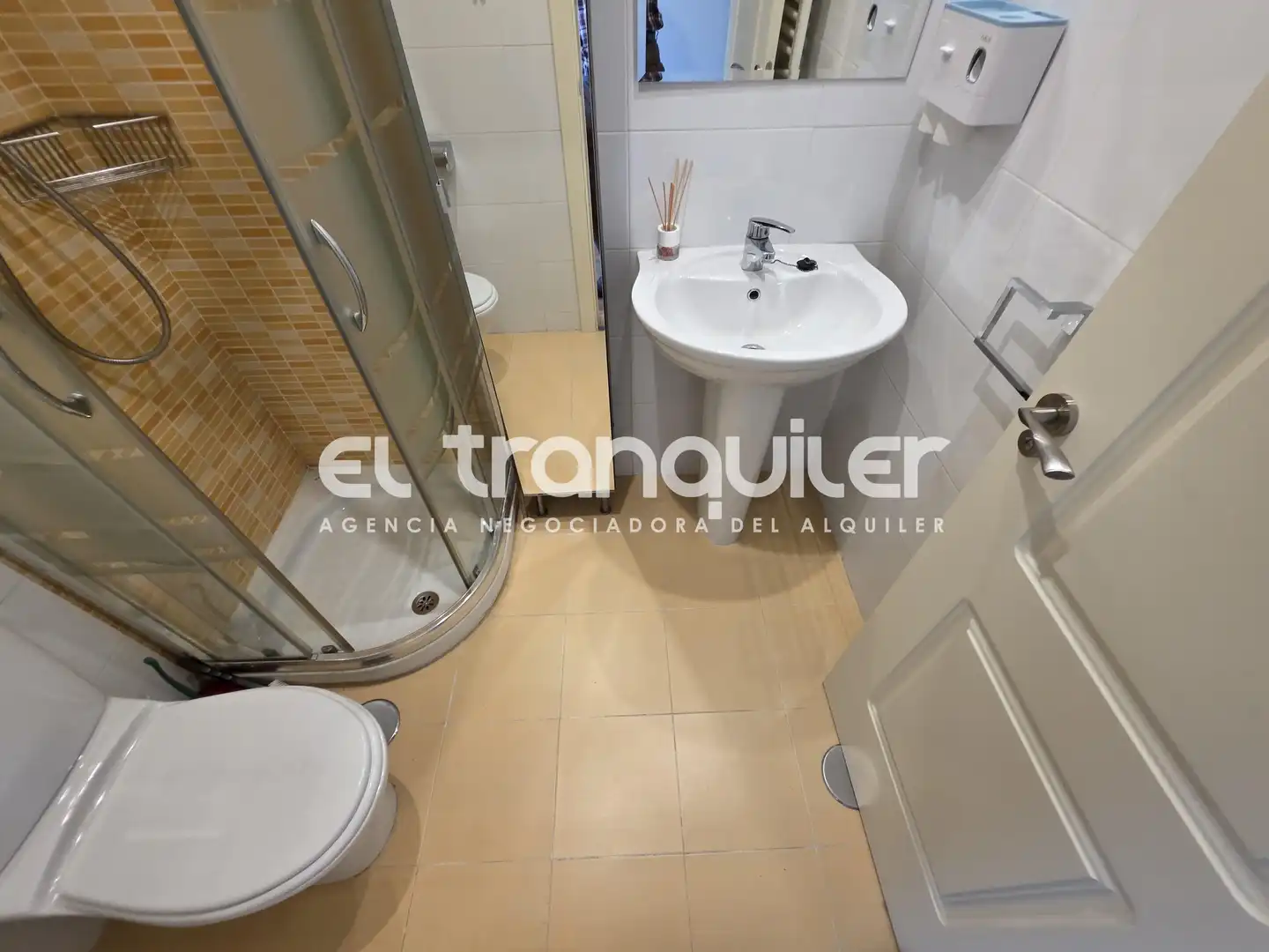 Bathroom of Flat for rent in Madrid  with Air Conditioner, Parquet flooring and Storage room