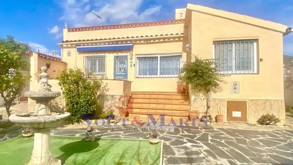 Vista exterior de Casa o xalet en venda en Roses amb Aire condicionat, Calefacció i Jardí privat